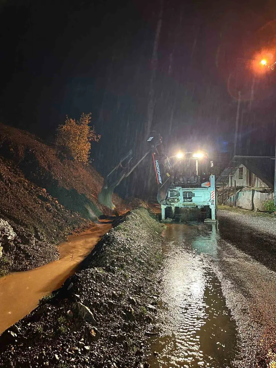 Feke’de düşen kayalar iş makineleriyle temizleniyor