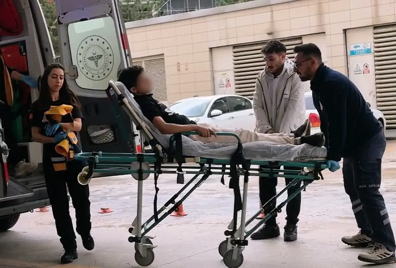 Karnına tel saplanan çocuk yaralandı