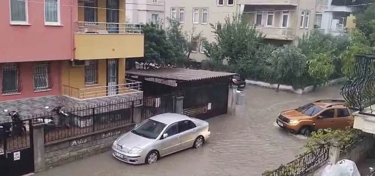 Fethiye’de sağanak yağış hayatı olumsuz etkiledi