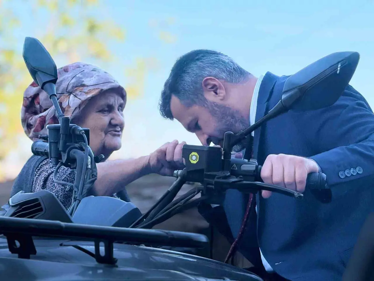 Başkan Çetinkaya makam aracını bıraktı, mahalleyi ATV ile gezdi