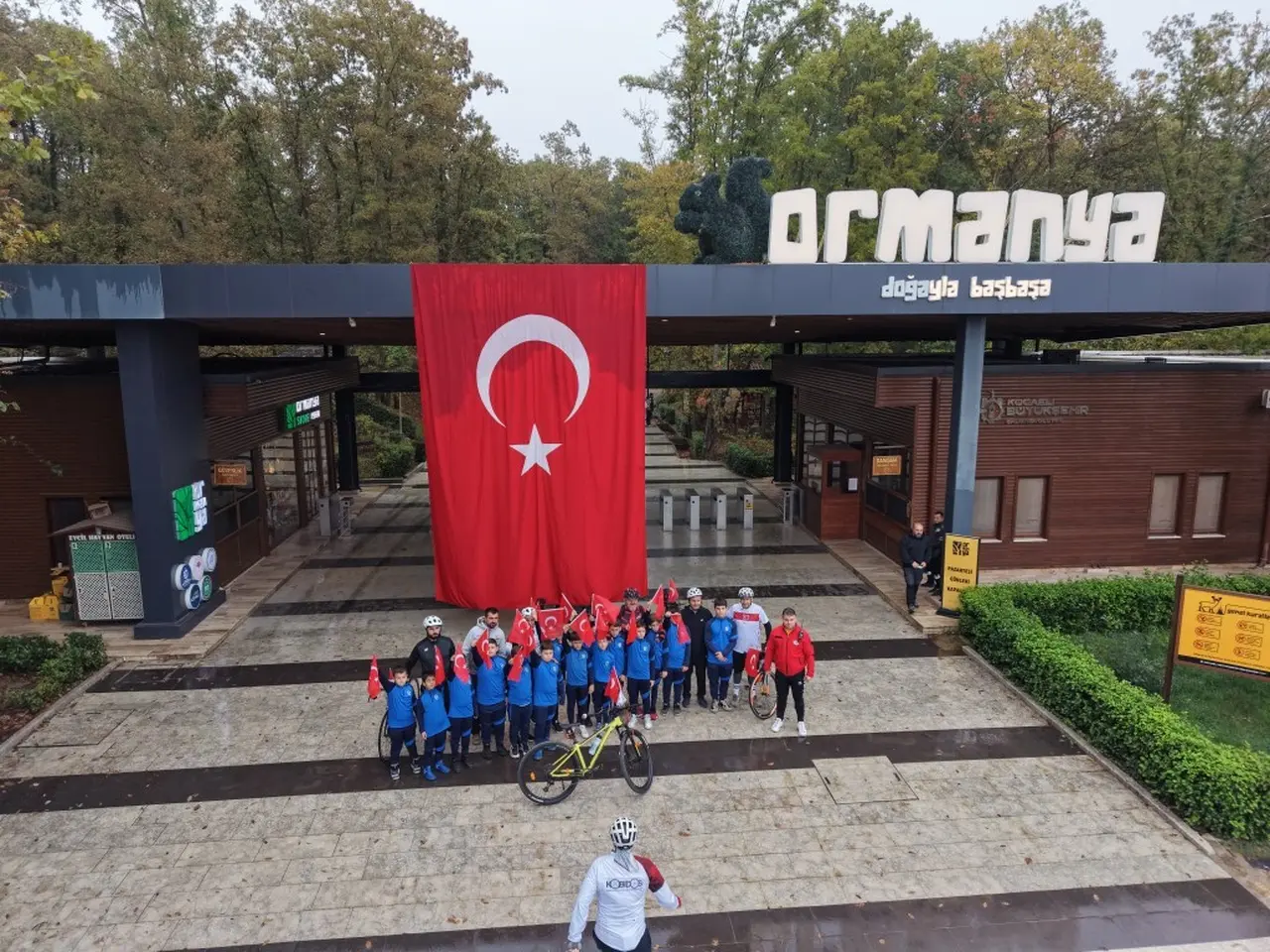 Ay yıldızlı bayrak karadan ve sudan zirveye ulaştı