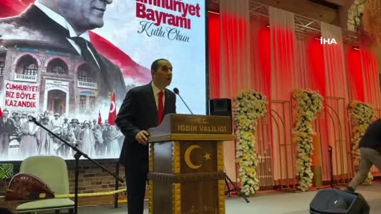 Vali Taşolar, bisikletiyle ve elinde bayrağıyla konvoya katılan Urfullah Çiftçi’yi resepsiyonda ağırladı