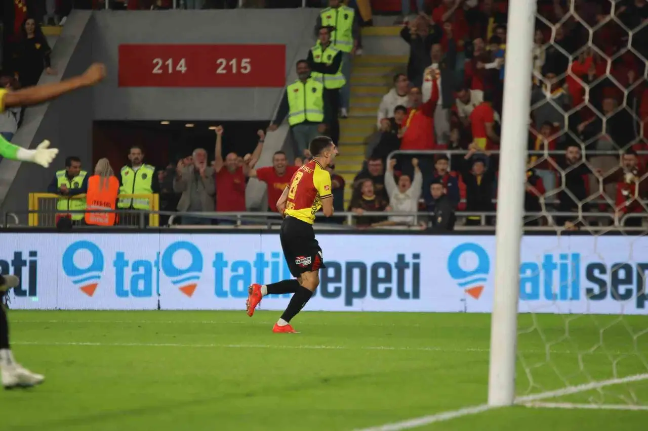Trendyol Süper Lig: Göztepe: 2 - Çorum FK: 0 (İlk yarı)