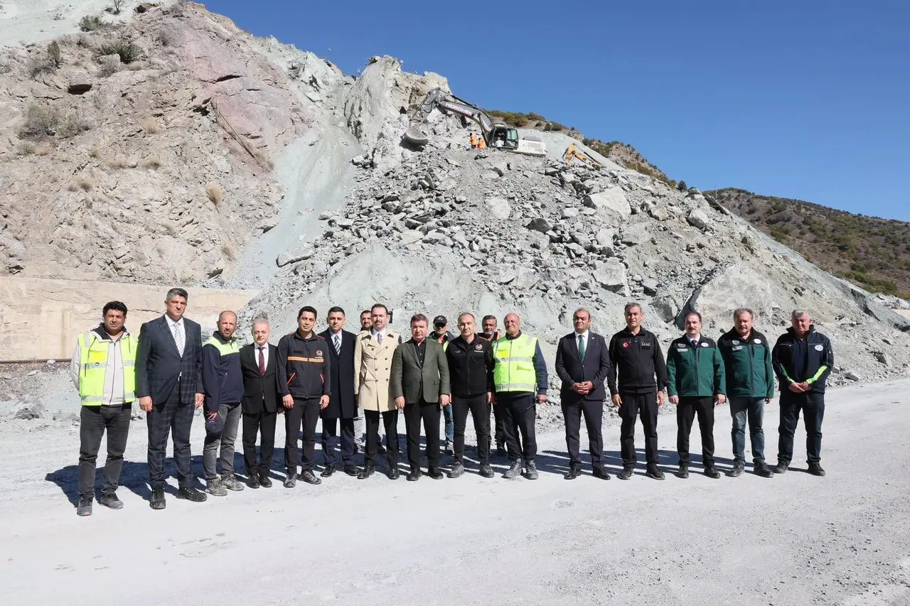 Erzincan’da heyelan nedeniyle demir yolu ve kara yolunda yürütülen çalışmalar incelendi