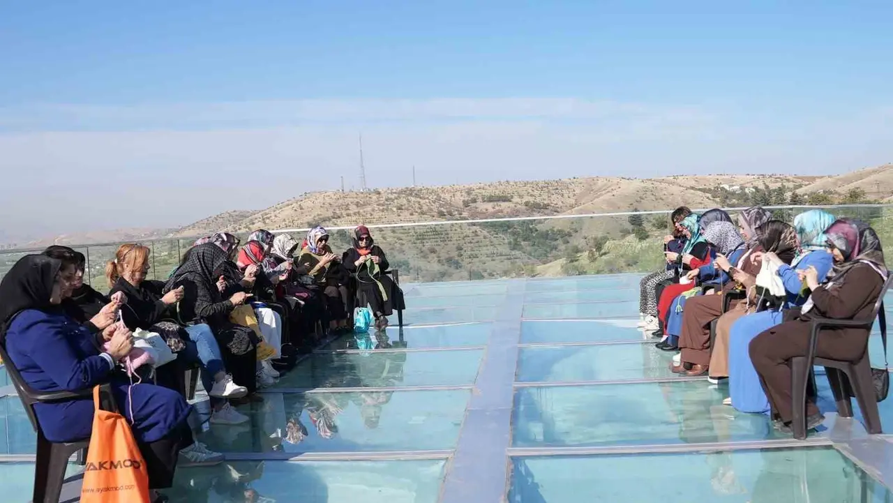 Harput Cam Seyir Terası’nda manzara eşliğinde örgü keyfi