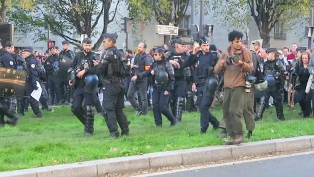 Paris’te yaklaşık 70 bin kişinin katıldığı protesto yürüyüşü olaysız sonlandı