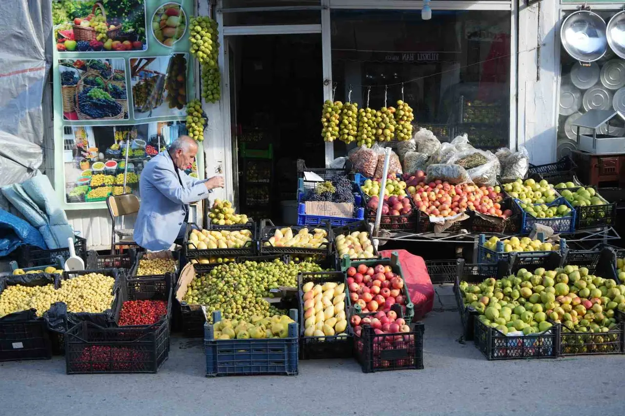 Muş’ta 40 yıllık gelenek: Güz armutlarını ipe dizerek saklıyor