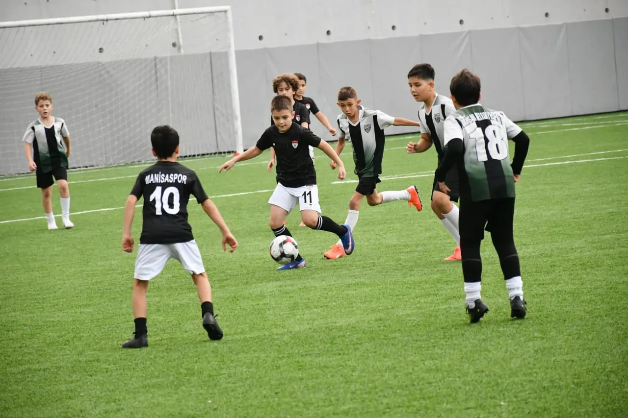 Yunusemre’de 29 Ekim coşkusu futbolla taçlandı