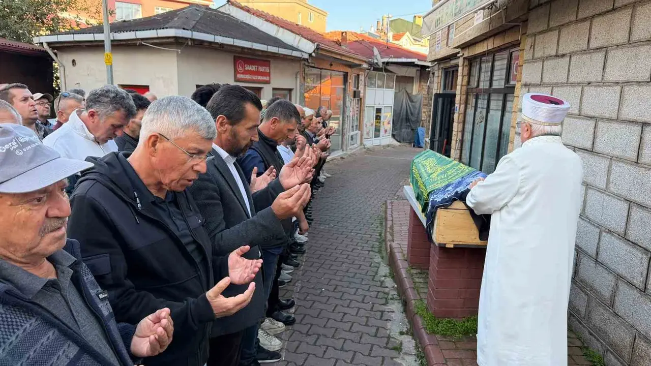 Zonguldak’ta çöken binada hayatını kaybeden yaşlı kadın son yolculuğuna uğurlandı