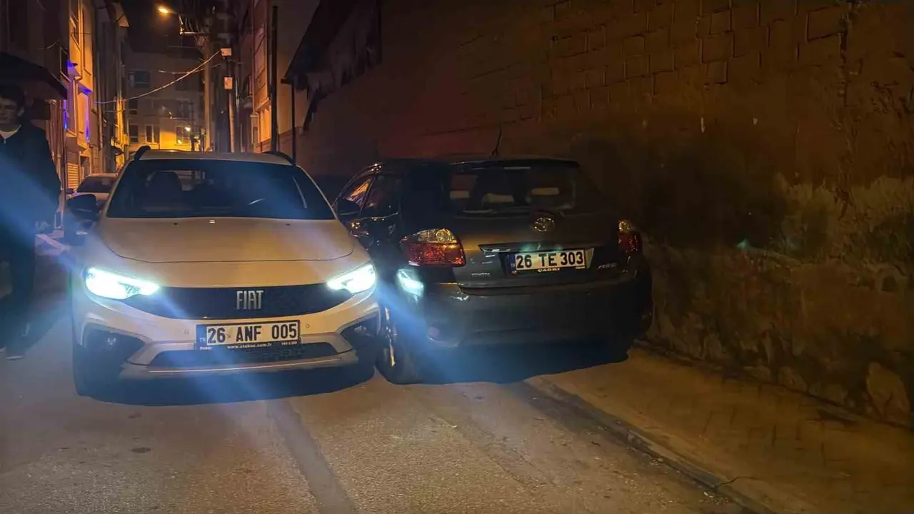 ’Dur’ ihtarına uymayıp polisin üzerine araç süren alkollü sürücü park halindeki araca çarptı