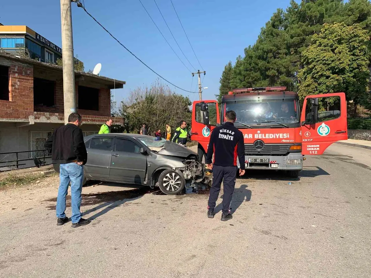 Beton direğe çarpan otomobil hurdaya döndü: 1 yaralı