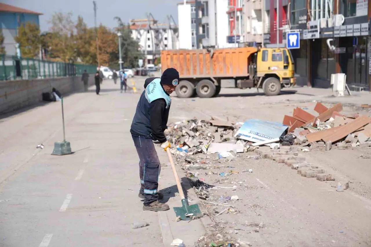 Battalgazi Belediyesi konteynerlerin kaldırıldığı alanlarda temizliği sürdürüyor