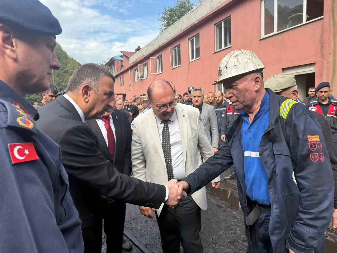 Vali Hacıbektaşoğlu maden kazasında yaralanan işçileri hastanede ziyaret etti