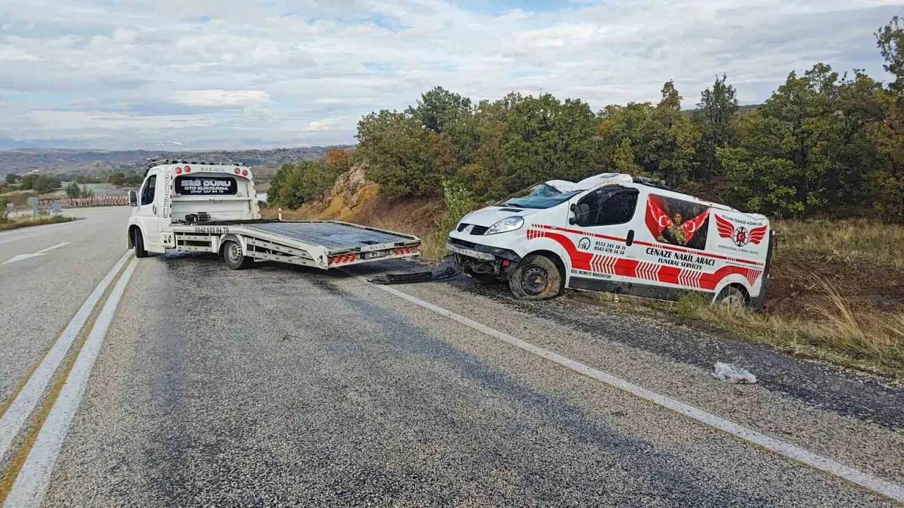 Isparta’da özel cenaze nakil aracı şarampole devrildi: 1 yaralı