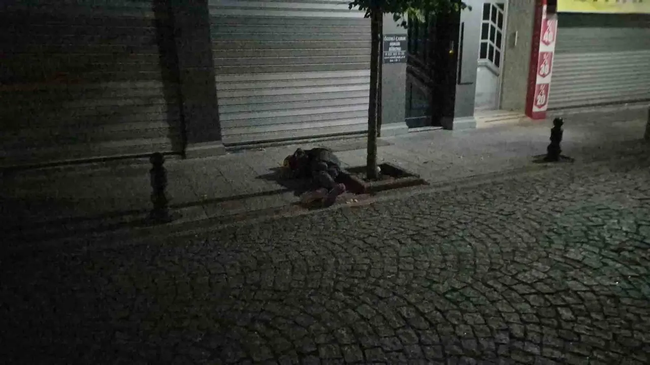 Sokak ortasında iki kez bayılan alkollü şahıs paniğe sebep oldu