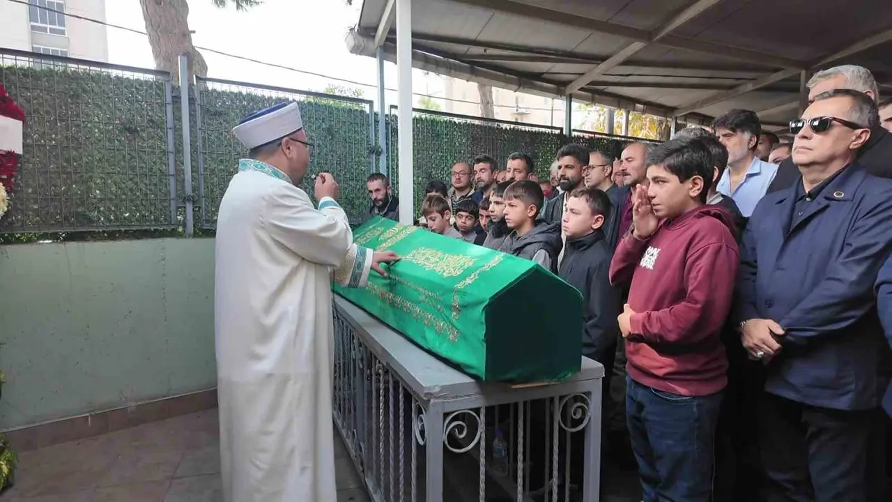 Maltepe’de gecekondu yangınında hayatını kaybeden 12 yaşındaki çocuk toprağa verildi