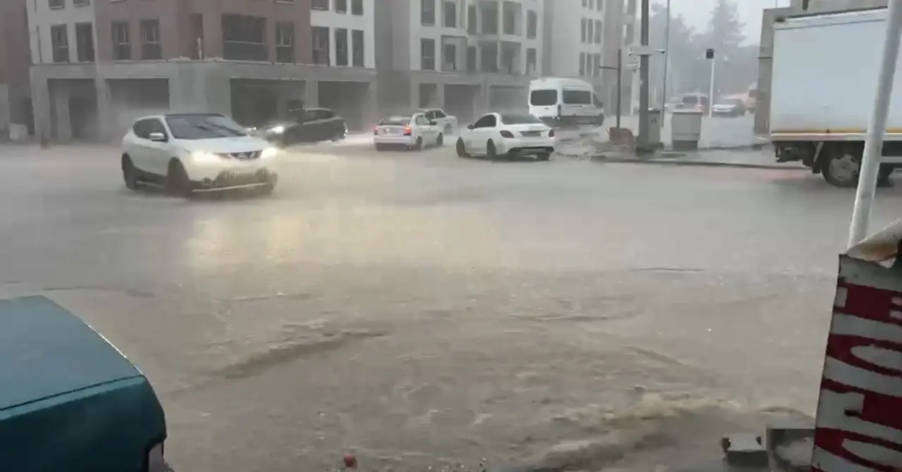 Besni’de sağanak yağış: Cadde ve sokaklar göle döndü