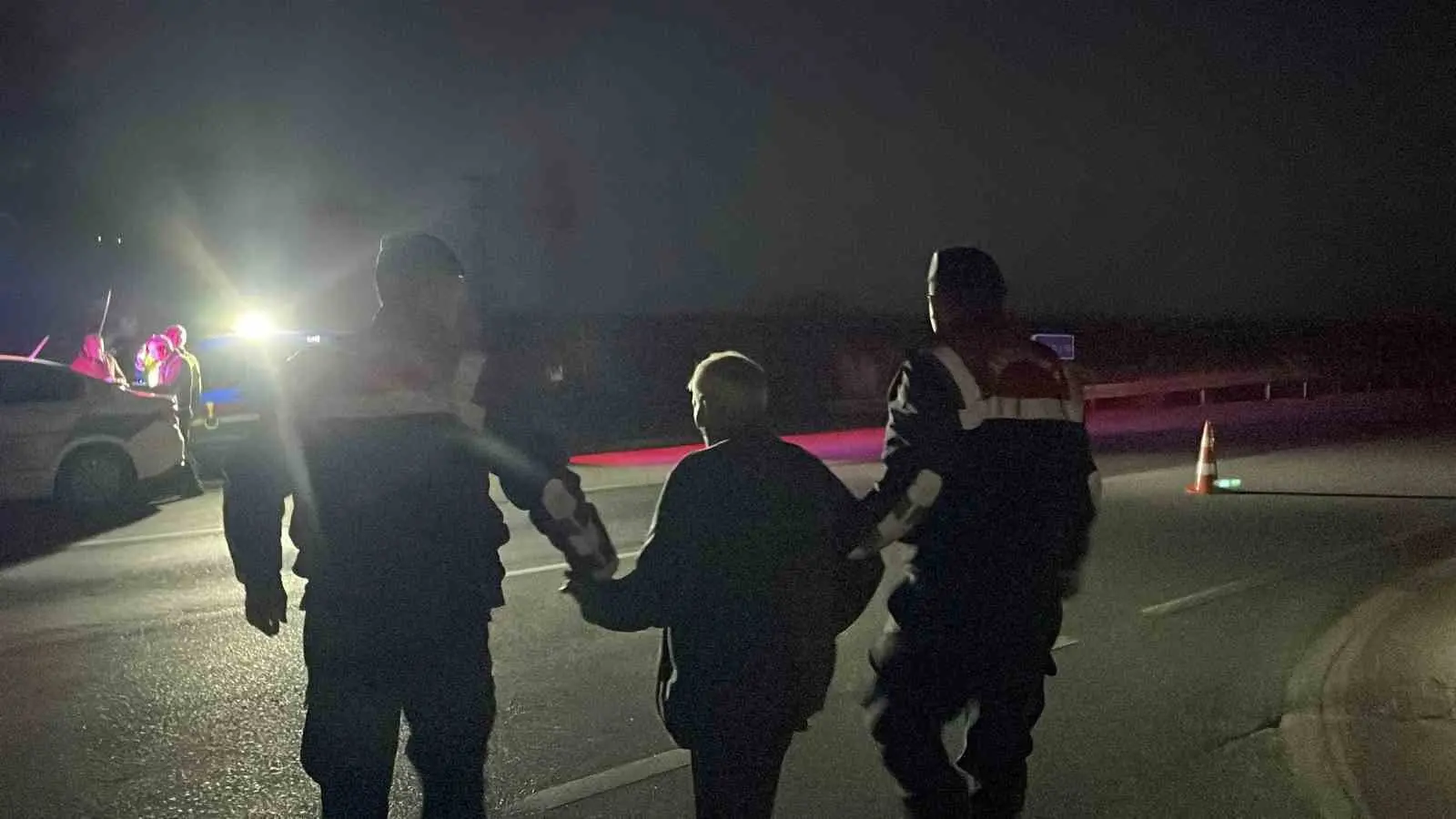 Karaman’da kazanın şokunu yaşayan yaşlı sürücüyü jandarma teselli etti