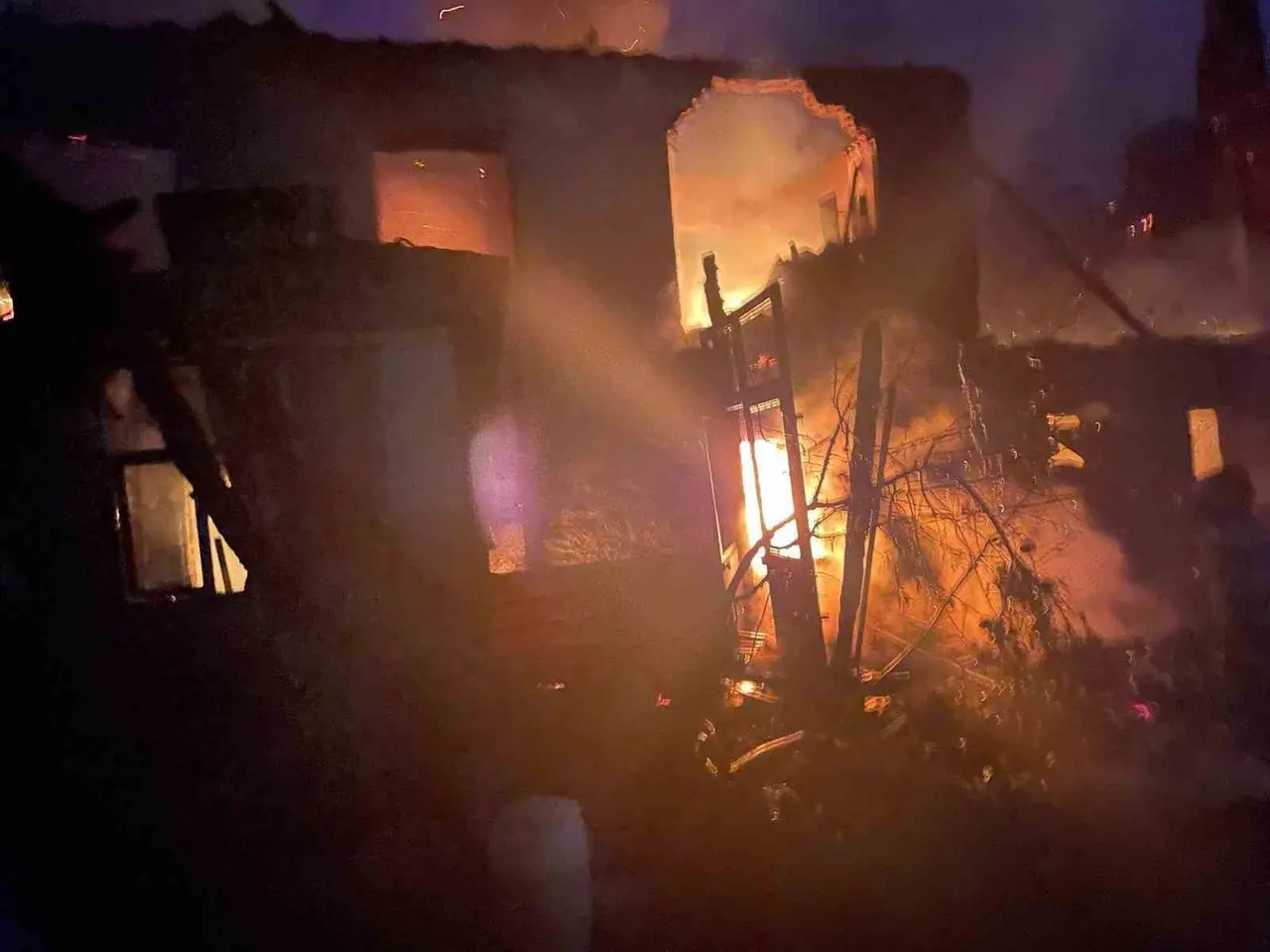 Burdur’da çıkan yangın geceyi aydınlattı