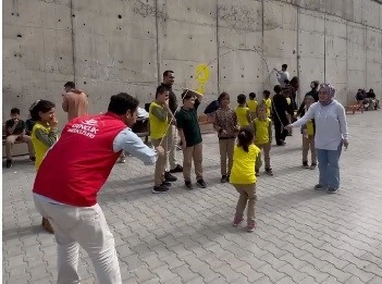 Kahramanmaraş’ta üniversiteli gençlerden ilkokulda renkli boyama etkinliği