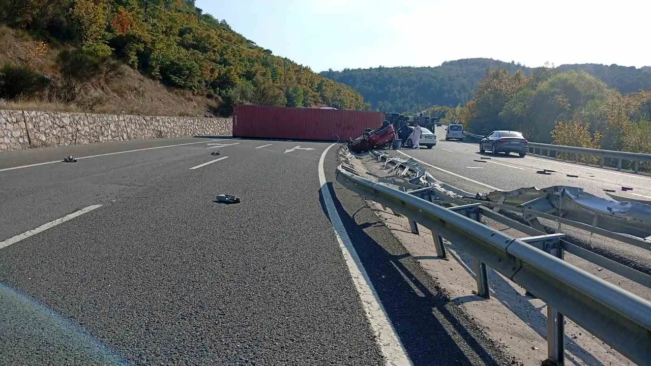 Devrilen tır yolu ulaşıma kapadı