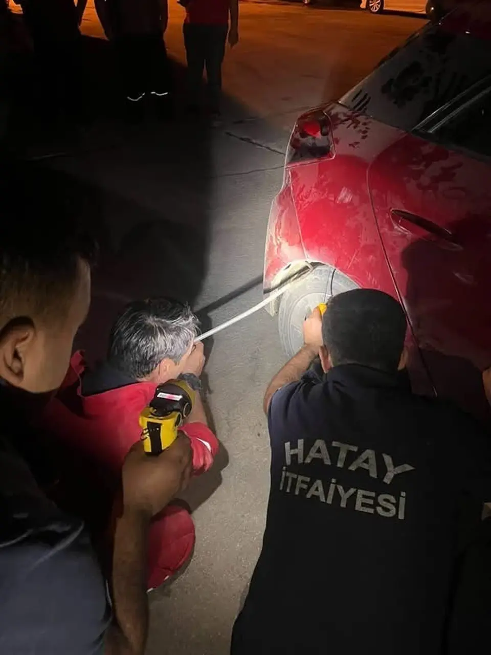 Antakya’da aracın içinde görülen yılan yakalandı