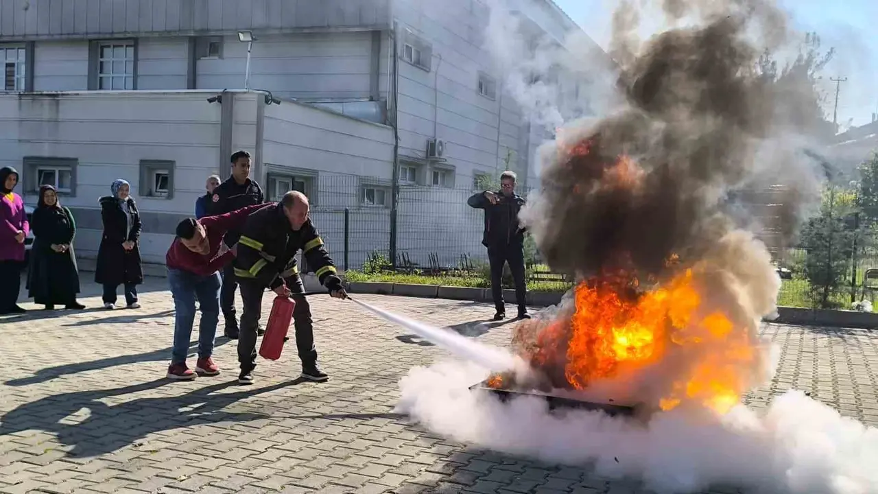 Vezirköprü’de personele yönelik yangın söndürme eğitimi ve tatbikatı