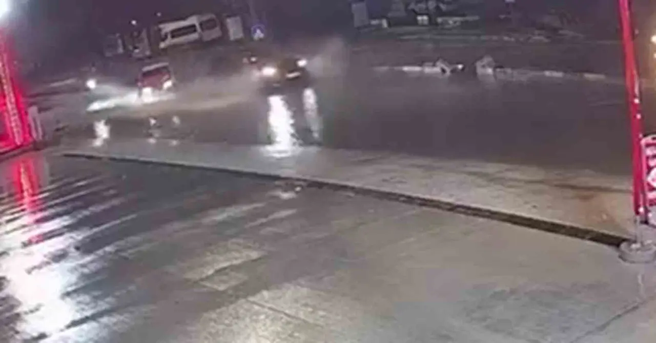 Su birikintisinden yavaş geçmek için fren yapınca zincirleme kaza yaşandı