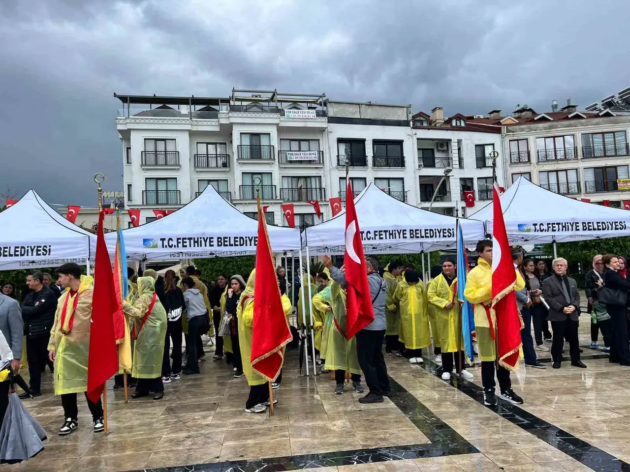 Fethiye’de Cumhuriyet Bayramı coşkusu çelenk sunma töreniyle başladı