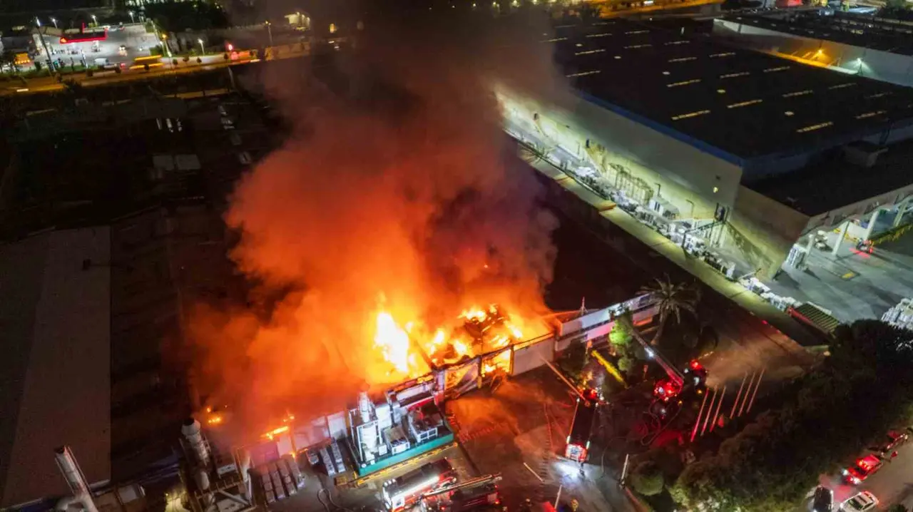 Manisa Organize Sanayi Bölgesinde faaliyet gösteren İnci Akü Fabrikasında yangın çıktı. Manisa Büyükşehir Belediyesi İtfaiye Daire Başkanlığına bağlı ekipler ile sağlık, polis ve AFAD ekipleri bölgeye sevk edildi. Ekiplerin y