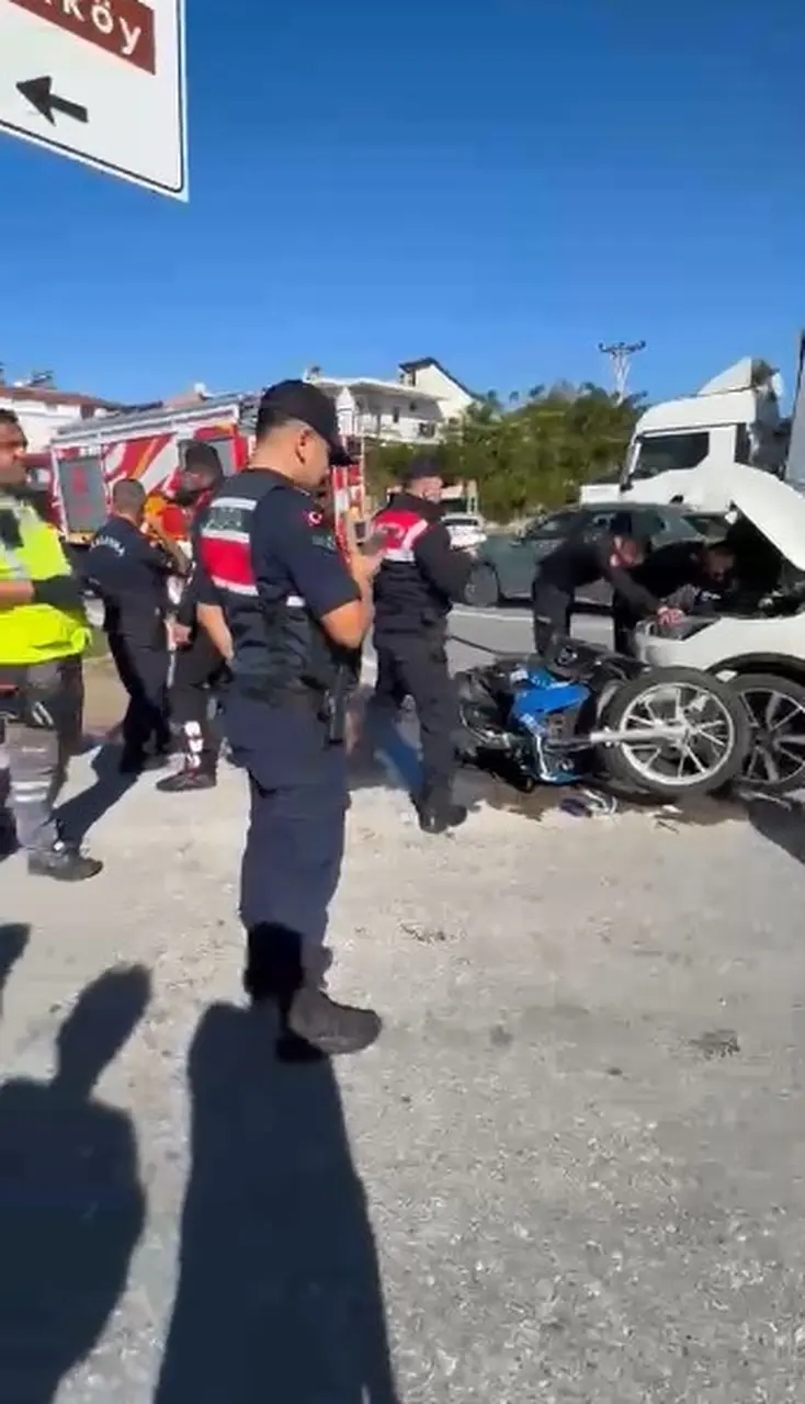 Otomobil jandarma motosikletine çarptı, uzman çavuş yaralandı