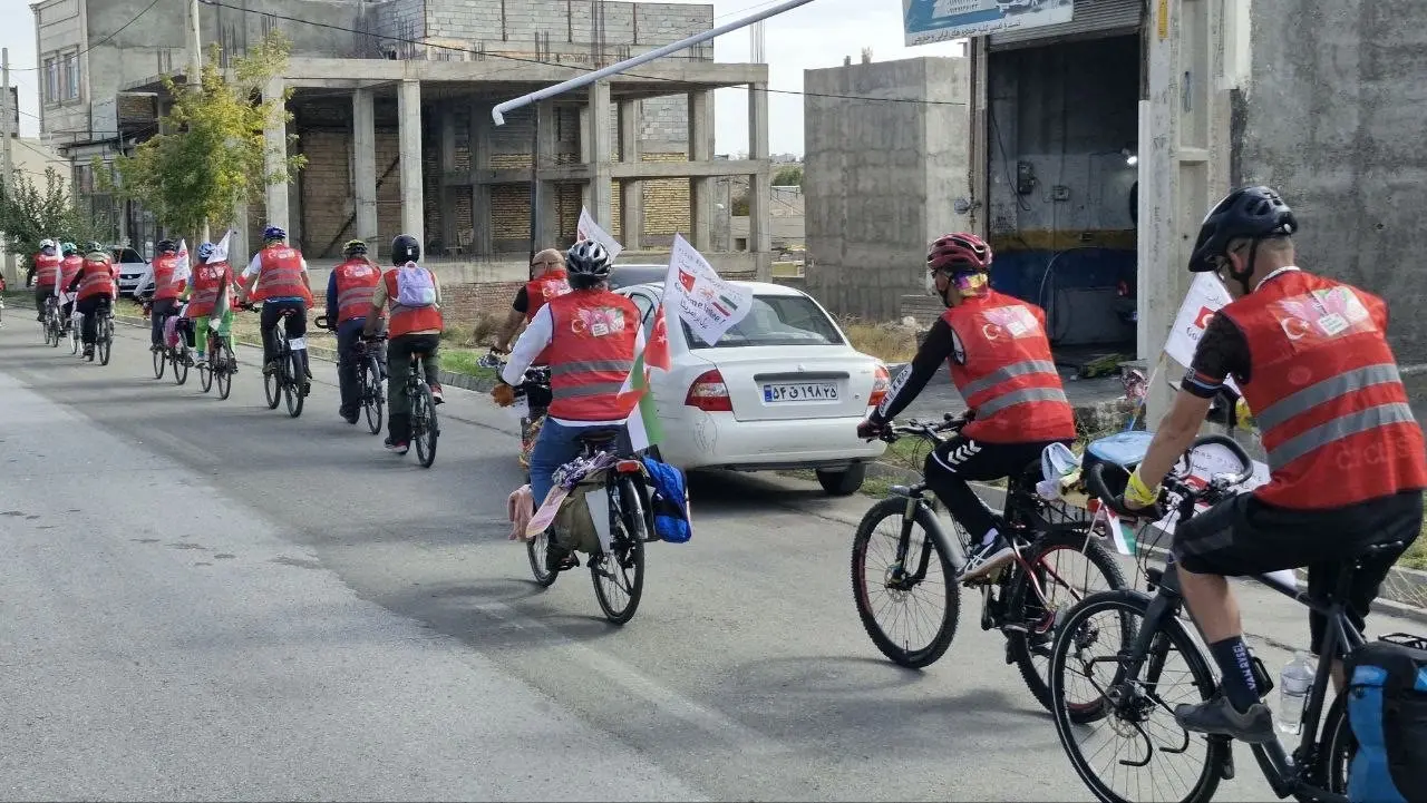 Bergama’dan İran’a çocuklar için pedal çevirdi