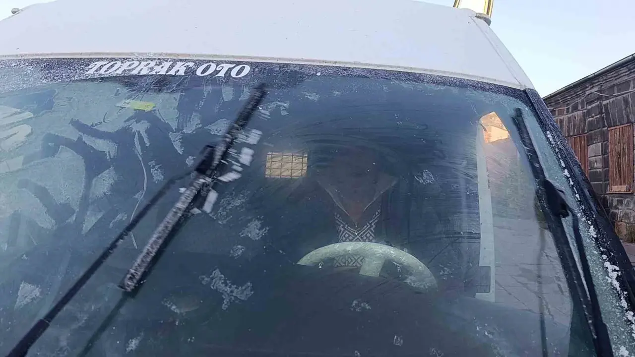Kars eksi 6’yı gördü, araçların camları buz tuttu