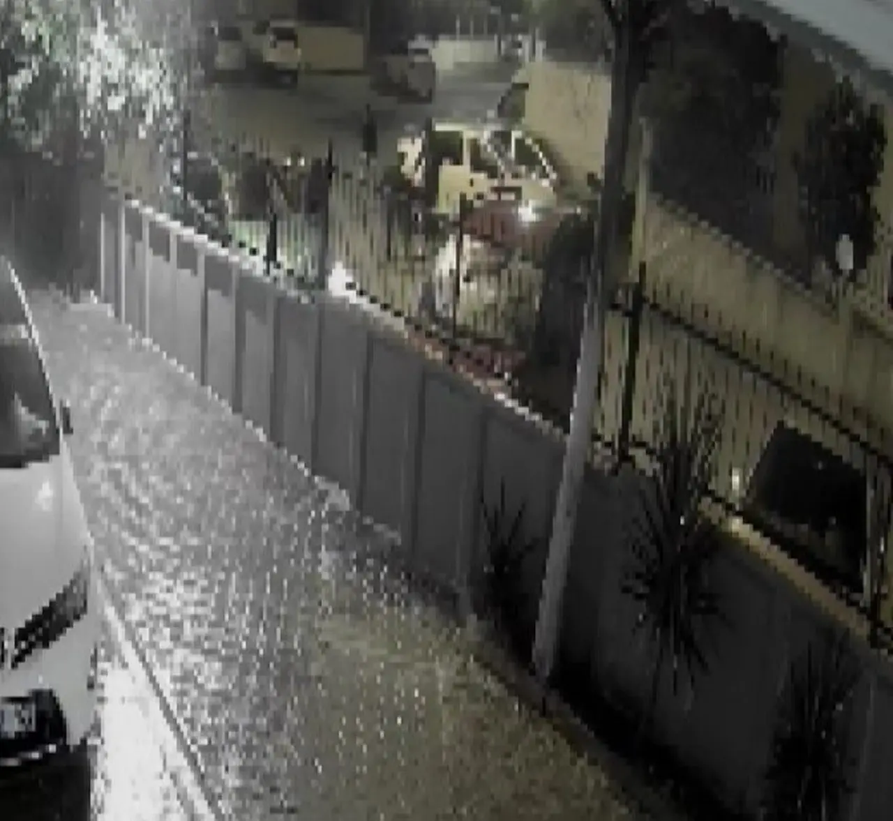 Adana’da havai fişekli tehlikeli eğlence: Ateş parçaları araç ve evlere sıçradı