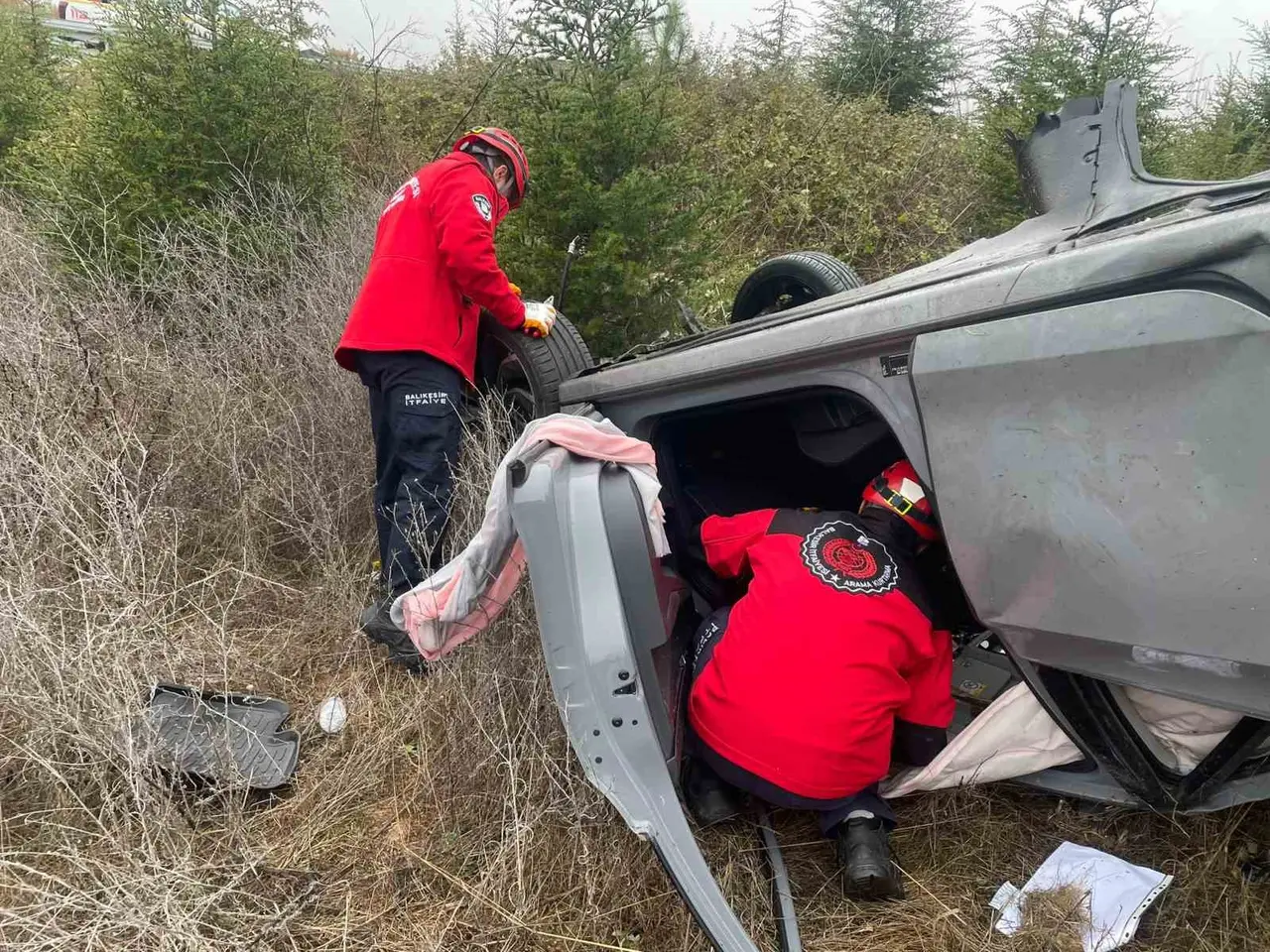 Balıkesir’de otomobil bariyerleri aşarak şarampole uçtu: 1 yaralı