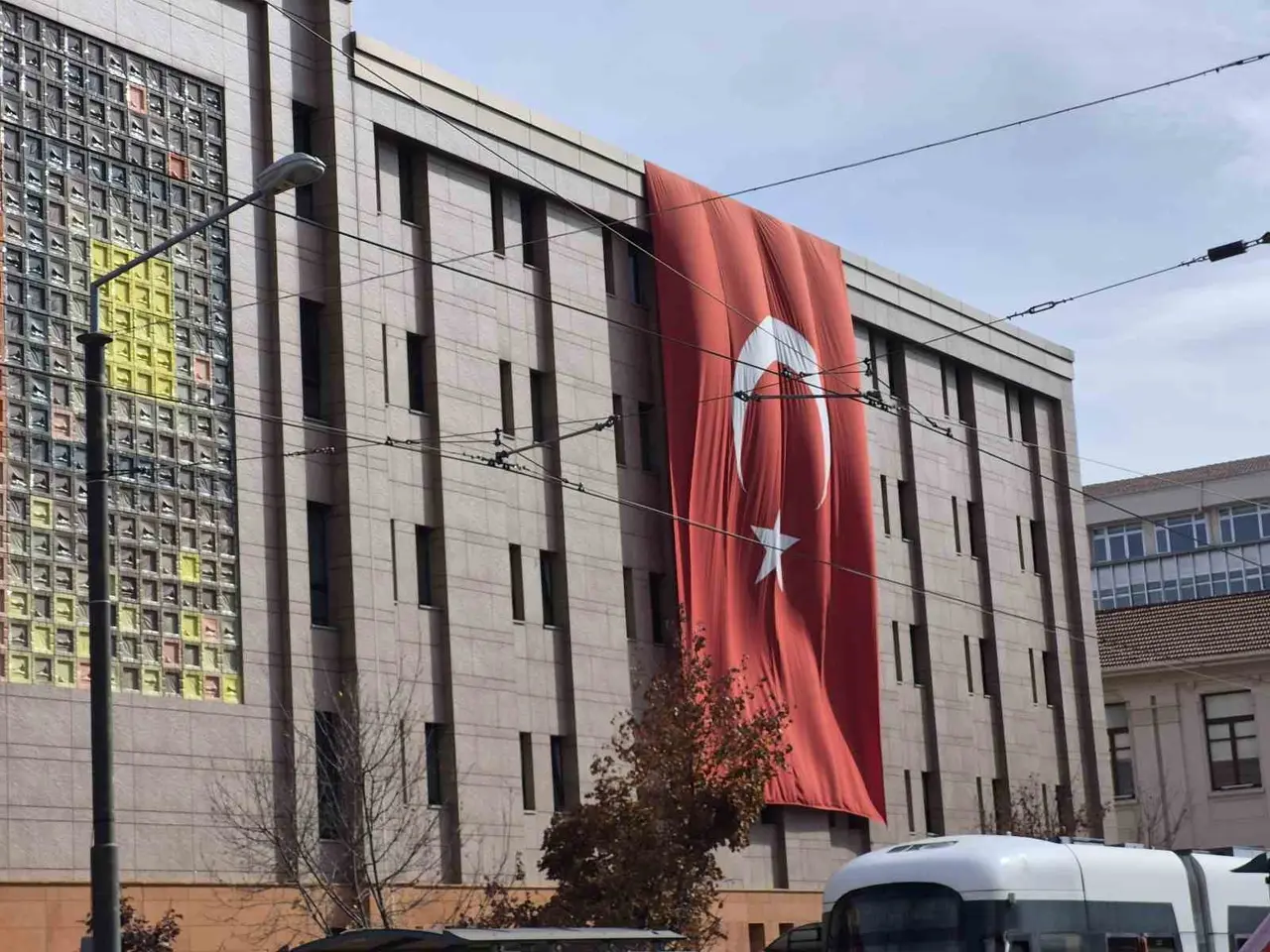 29 Ekim öncesi binalar dev Türk bayraklarıyla donatıldı