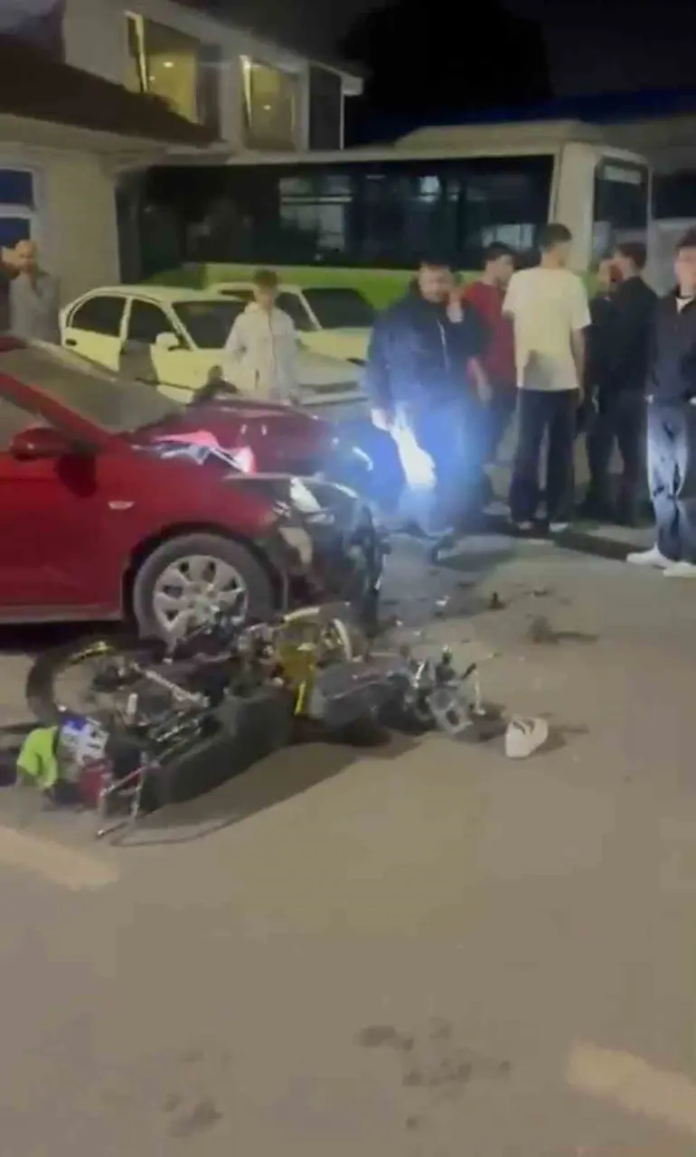 Otomobil ile motosiklet çarpıştı: O anlar kamerada