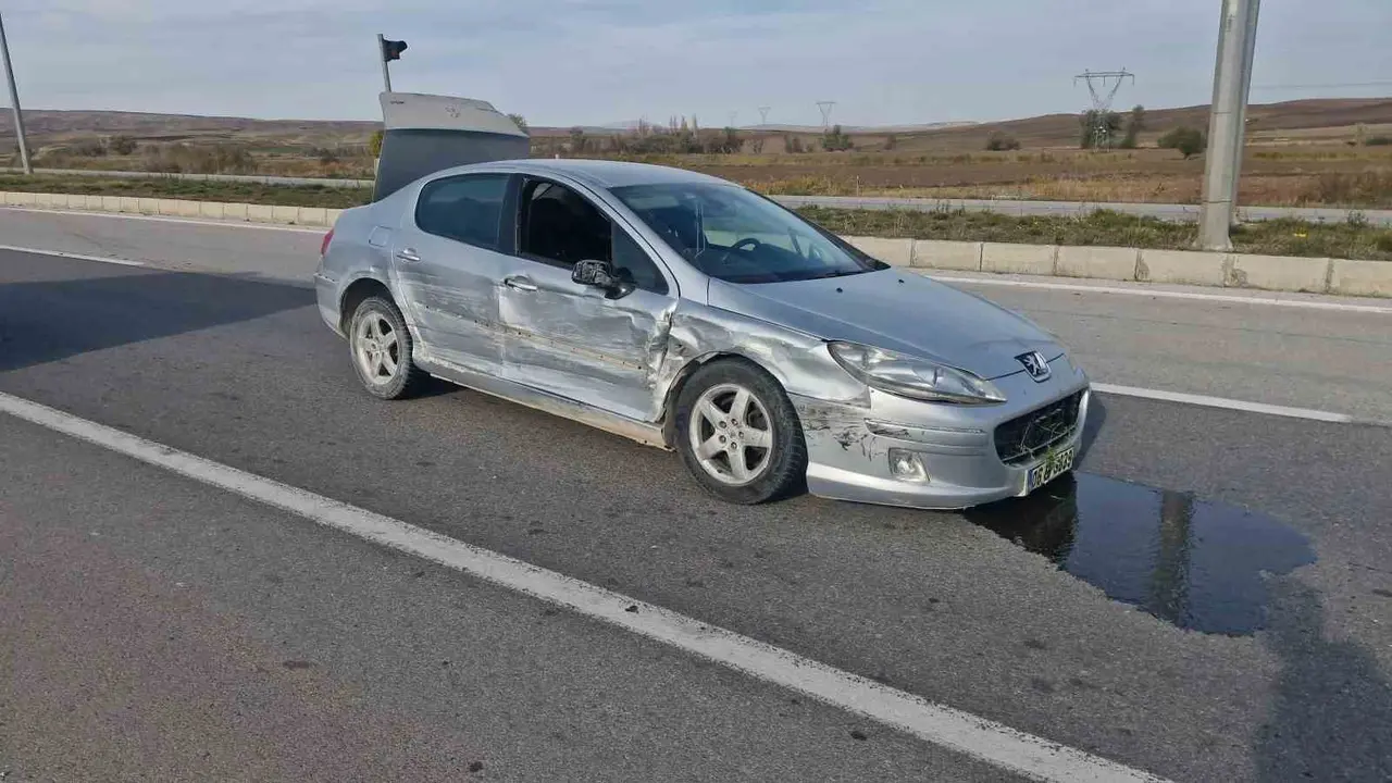 Çorum’da hafif ticari araç ile otomobil çarpıştı: 1 yaralı