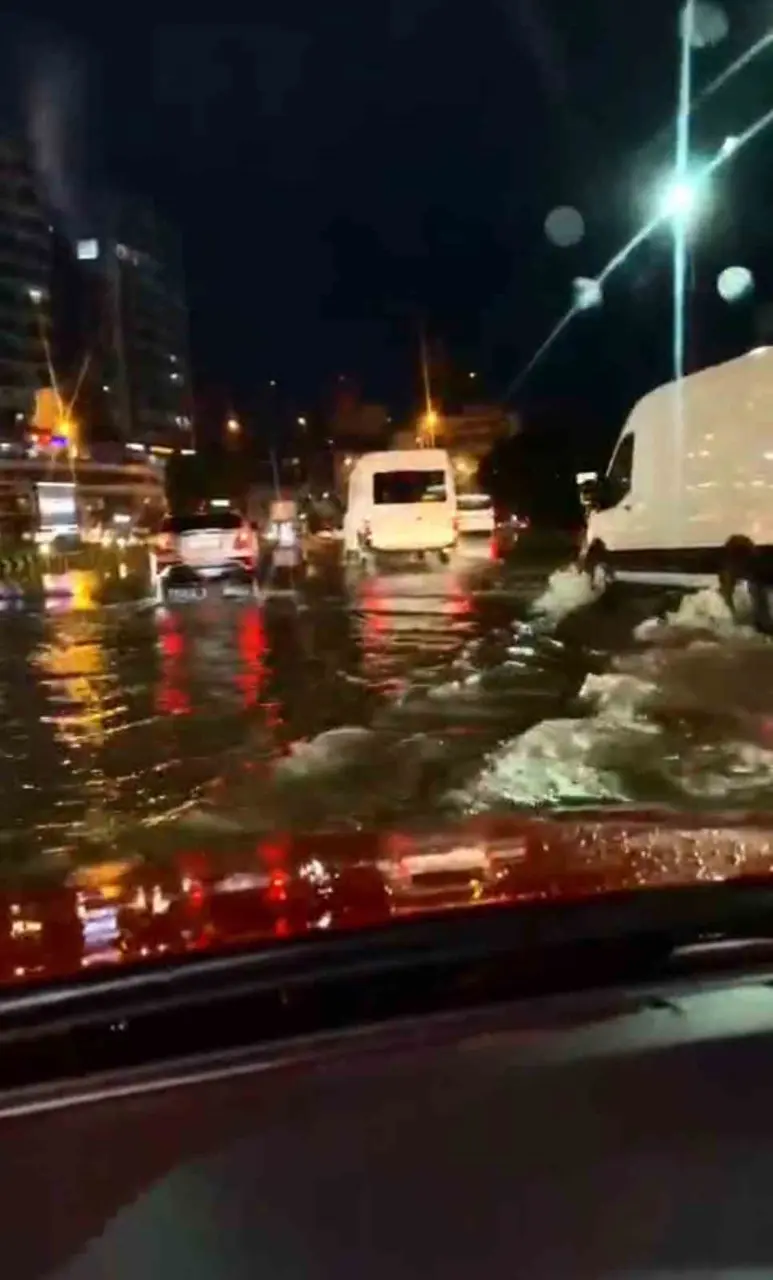 İskenderun’da yağış sonrası oluşan su birikintileri giderildi