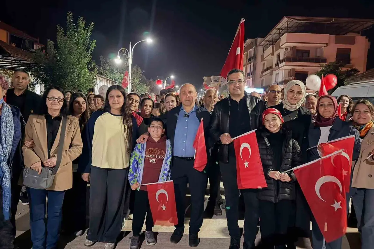 Sarıgöl’de Cumhuriyet coşkusu fener alayıyla sokaklara taştı