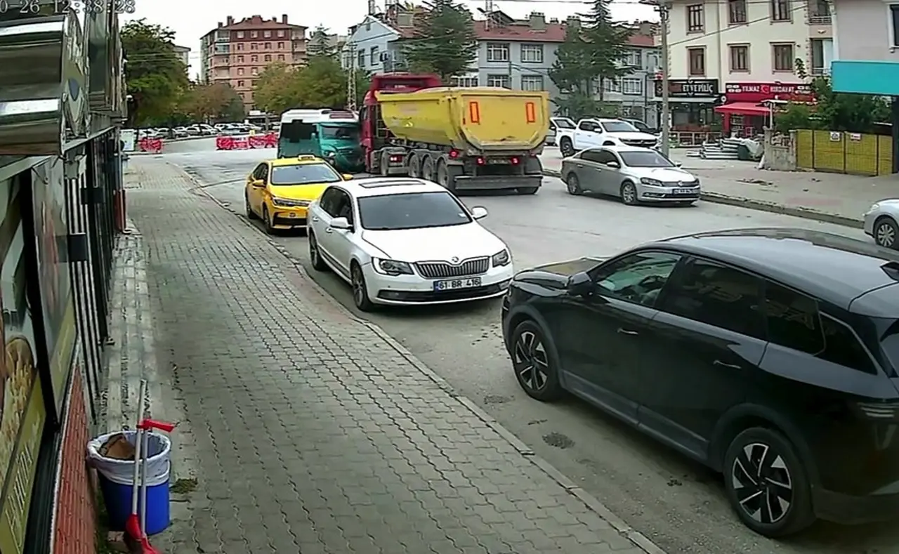 Hafriyat yüklü kamyon ile minibüs çarpıştı: 10 yaralı