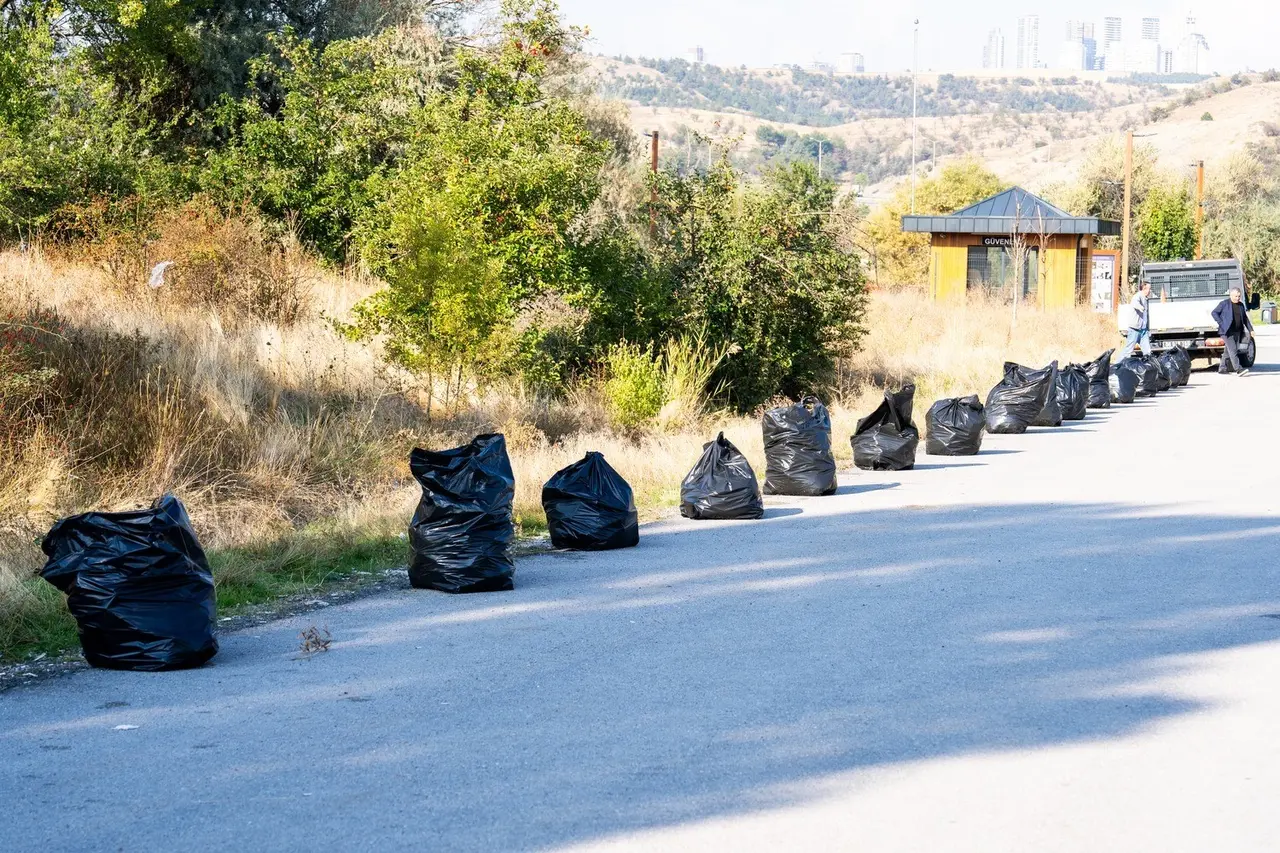 Gölbaşı Belediyesi ekipleri topladıkları şişeleri sergiledi