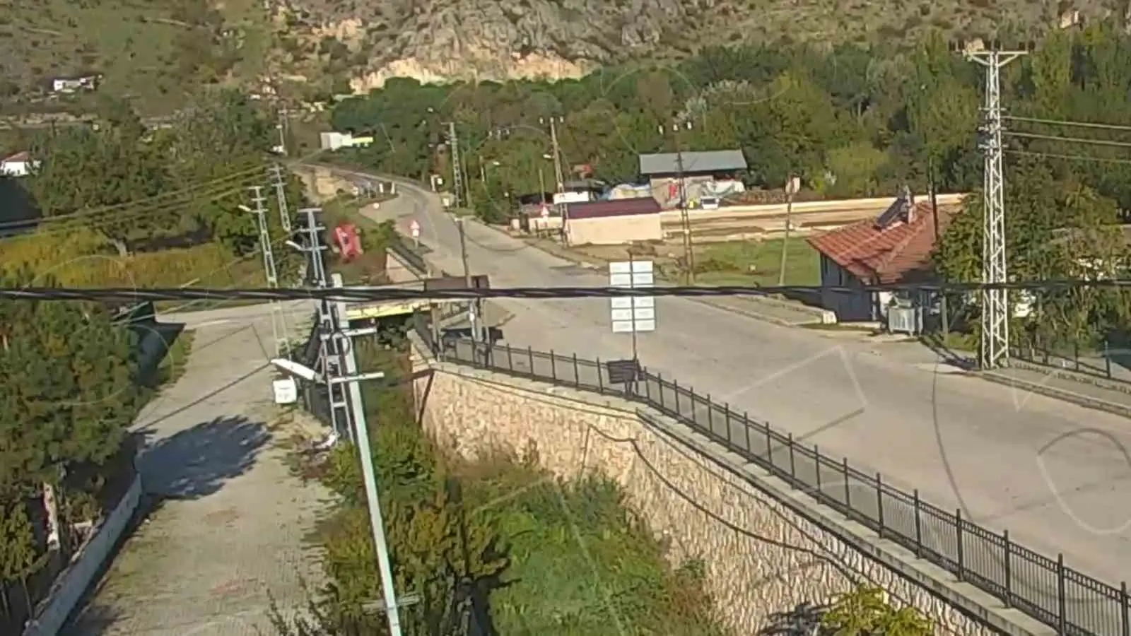 Amasya’da minibüsün dereye uçtuğu kaza kameraya yansıdı