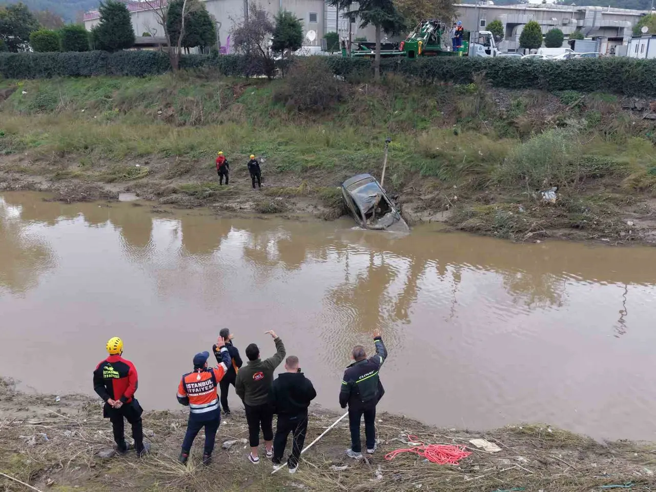 Cendere Deresi’nden otomobil çıkarıldı, o anlar havadan görüntülendi