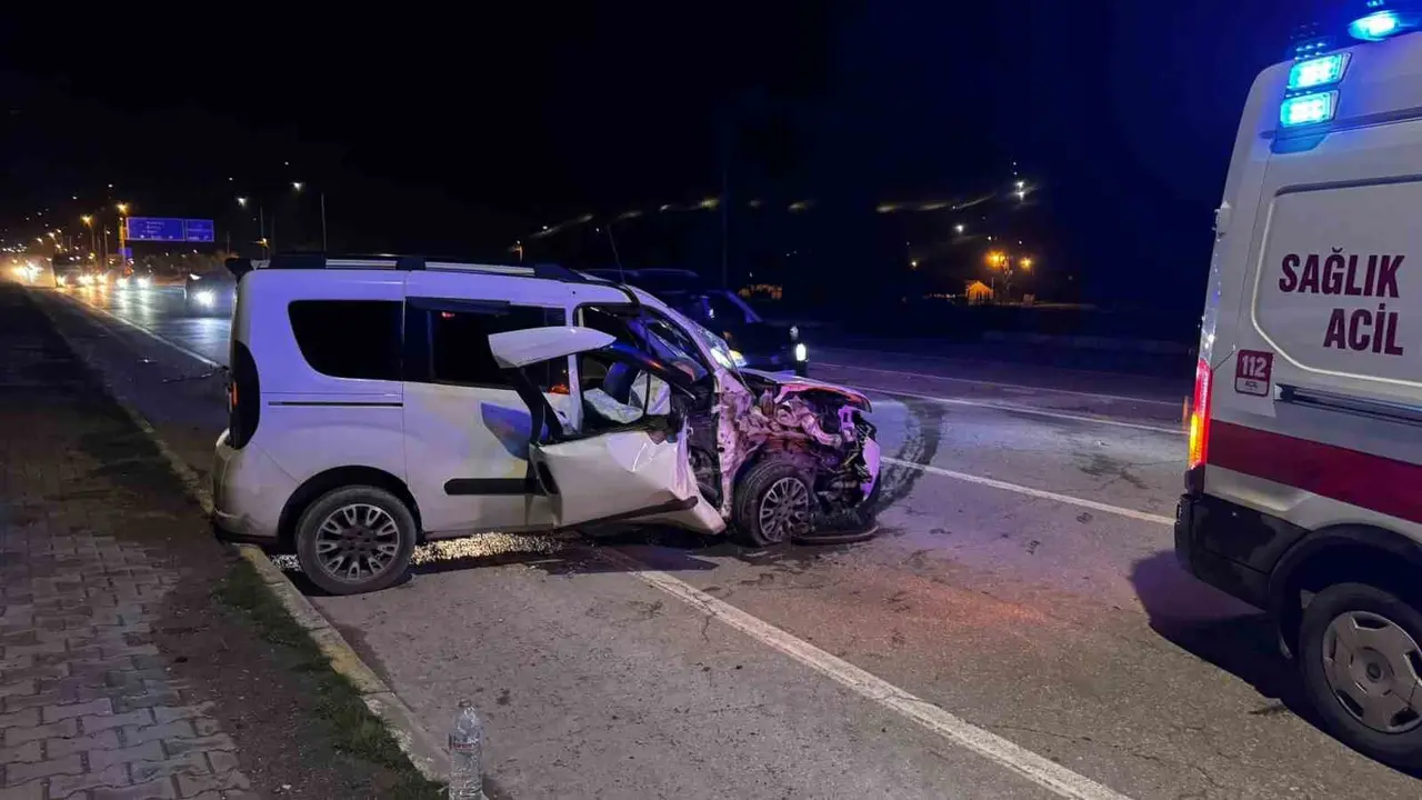 Muş’ta kepçe ile otomobil çarpıştı: 1 yaralı