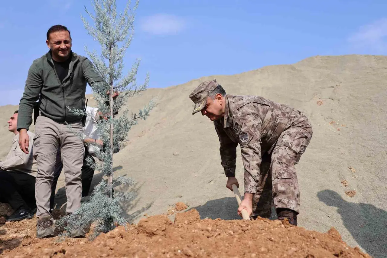 Elazığ’da şehitlerin anısına fidanlar toprakla buluştu