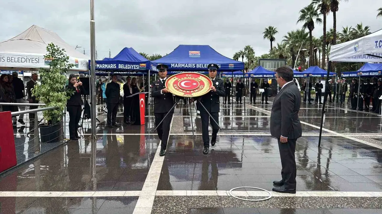 Marmaris’te Cumhuriyet Bayramı çelenk sunma töreni sağanak altında yapıldı