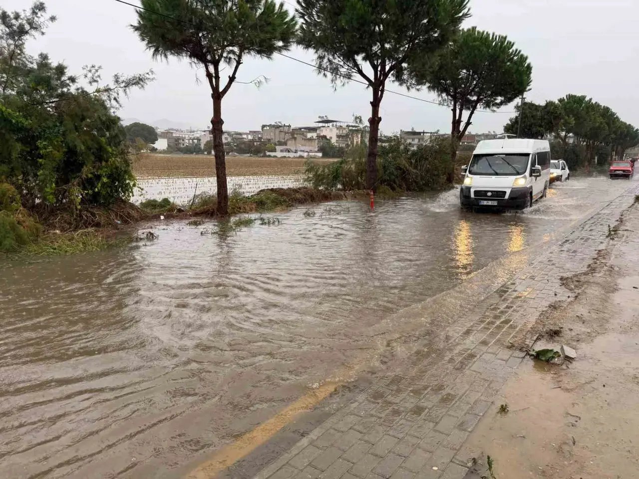 İncirliova’da yağış etkili oldu, yollar göle döndü
