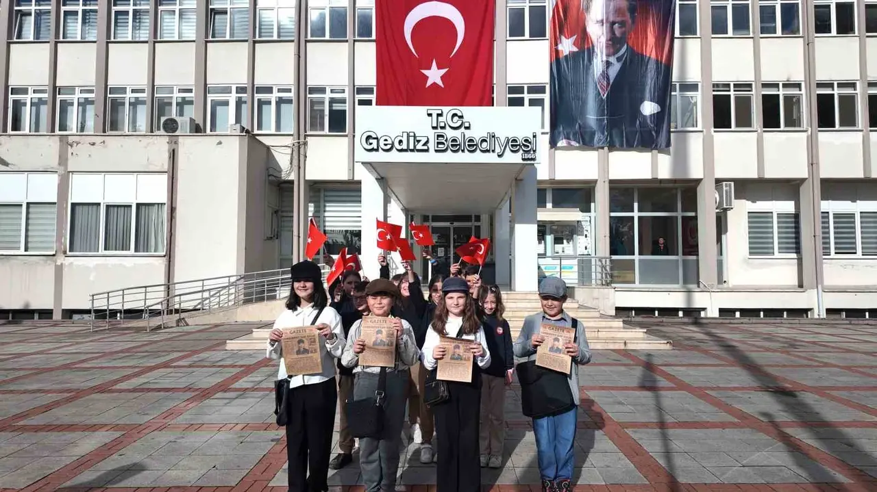 Miniklerin Cumhuriyet coşkusu sokaklara taştı