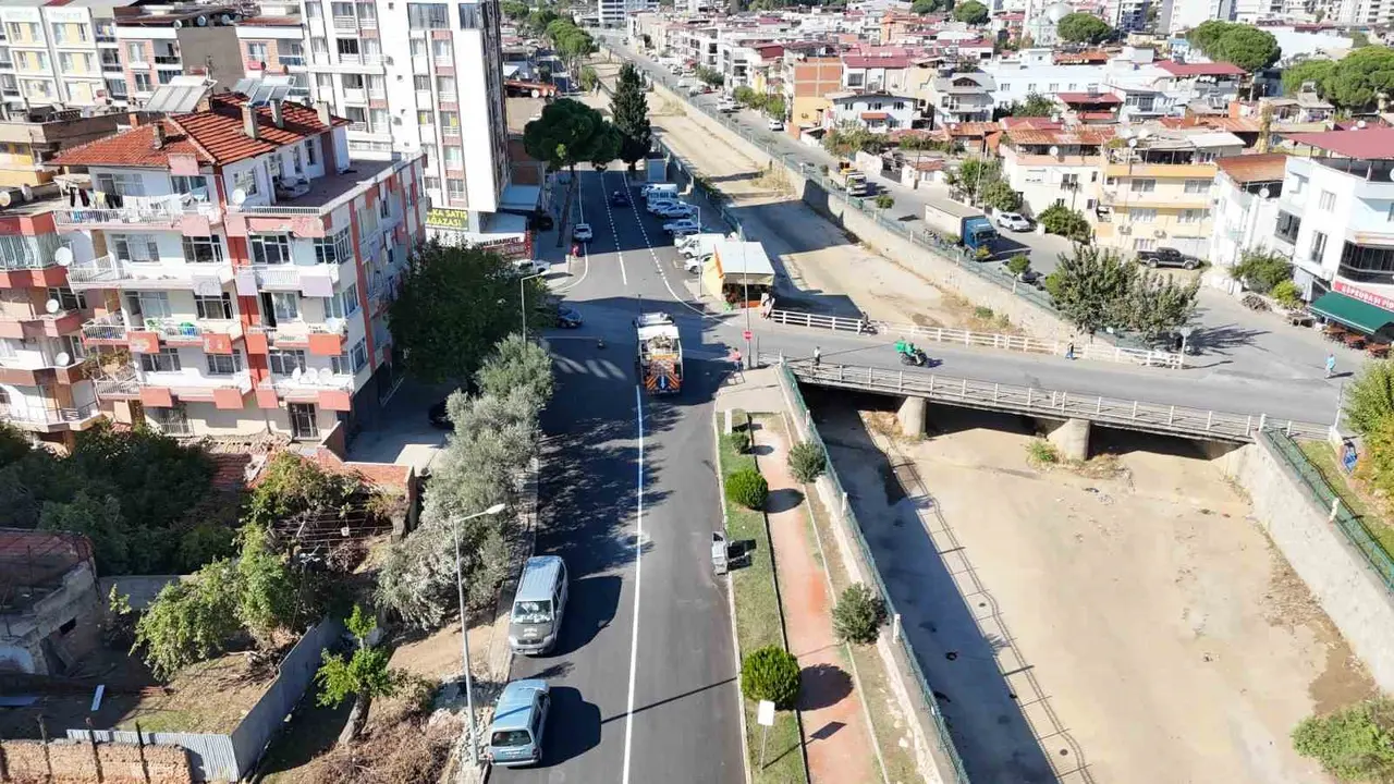 Nazilli Belediyesi’nin yol çalışmaları sürüyor
